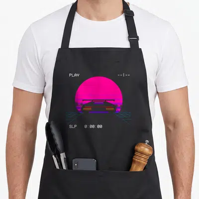 Tablier de cuisine noir avec illustration Retrowave montrant un soleil rose, une voiture et des textes numériques blancs.