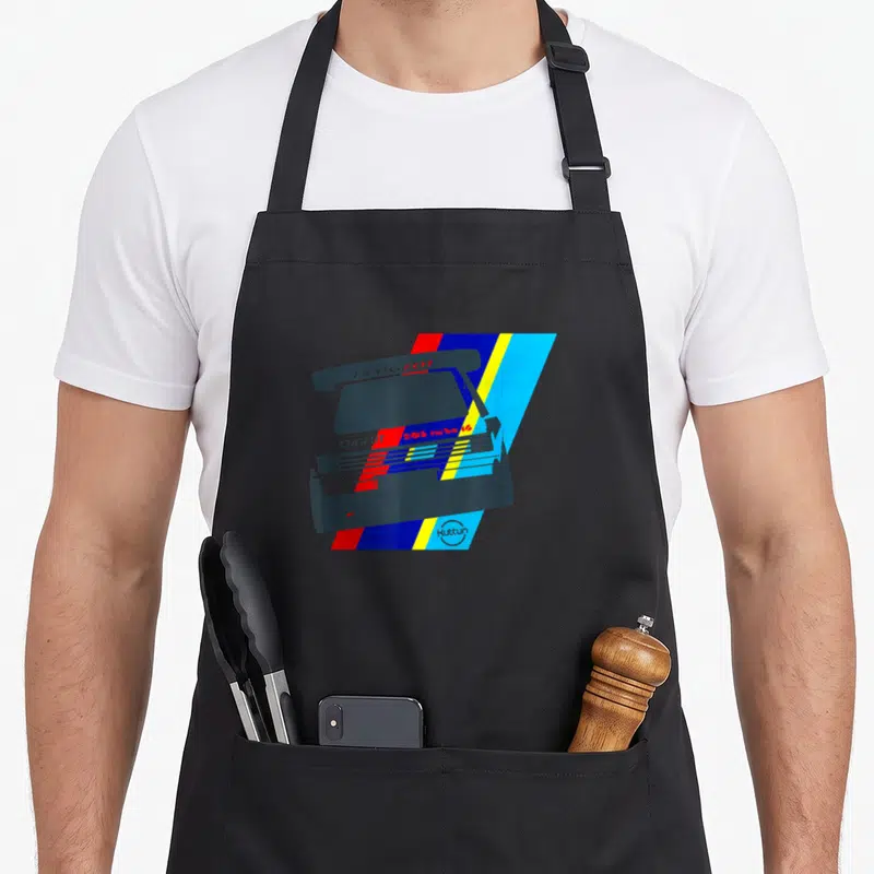 Tablier de cuisine noir avec l'illustration d'une Peugeot 309 Turbo 16 aux bandes colorées.