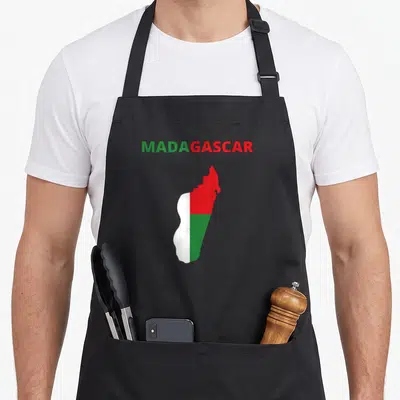 Tablier de cuisine noir avec carte et drapeau de Madagascar en vert, blanc et rouge.