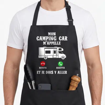 Tablier de cuisine noir avec un camping-car blanc et les mots Rifiuta Accetta en italien sous des icônes de téléphone.