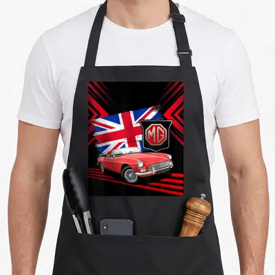 Tablier de cuisine noir avec une illustration d'une MG MGB Cabriolet rouge sur fond de drapeau britannique et de bandes rouges géométriques.