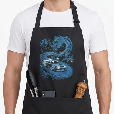 Tablier de cuisine noir avec illustration d'un dragon bleu et d'une voiture de drift japonaise sur fond gris uni.