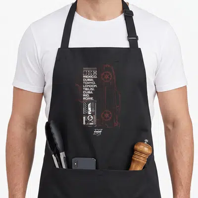 Tablier de cuisine noir avec illustration rouge d'une voiture et liste blanche des villes Mexico, Dubai, Tokyo, London, Tbilisi, Cuba, Rio, Rome sur fond de carte topographique.
