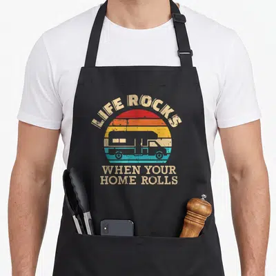 Tablier de cuisine noir avec illustration camping-car et texte Life Rocks When Your Home Rolls