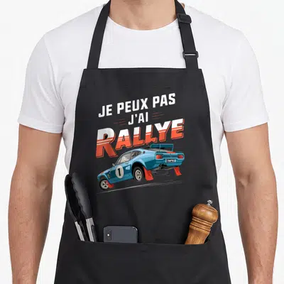 Tablier de cuisine noir avec inscription Je peux pas j'ai rallye et illustration voiture de course bleue.