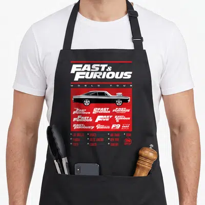 Tablier de cuisine noir avec illustration rouge Fast and Furious World Tour Muscle Car et logos des films.