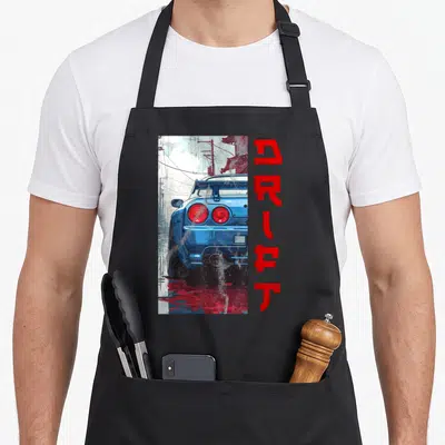 Tablier de cuisine noir avec illustration arrière voiture bleue et texte vertical DRIFT en rouge