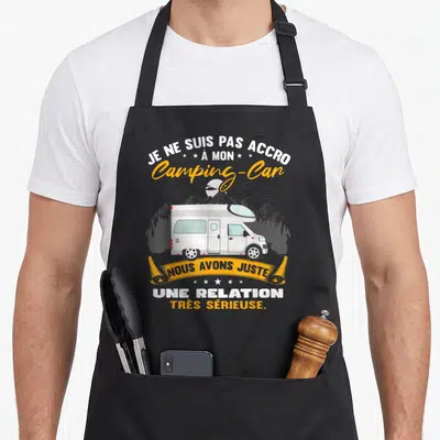Tablier de cuisine noir avec un camping-car blanc et le texte Je ne suis pas accro à mon camping-car.