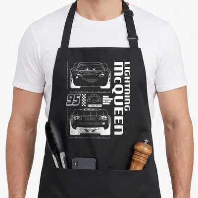 Tablier de cuisine noir avec dessin au trait de Lightning McQueen, le chiffre 95 et une jauge de vitesse 198 MPH.