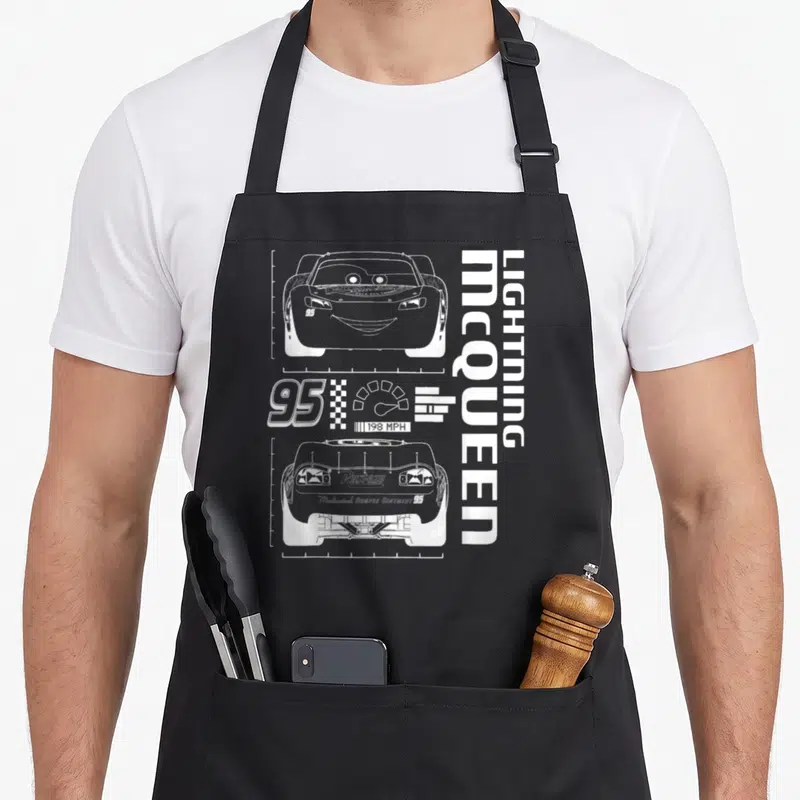 Tablier de cuisine noir avec dessin au trait de Lightning McQueen, le chiffre 95 et une jauge de vitesse 198 MPH.