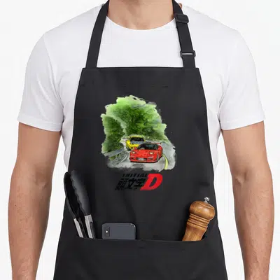 Tablier de cuisine noir avec illustration aquarelle de voitures de course et logo Initial D en bas.
