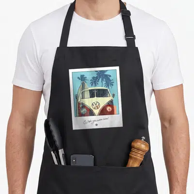 Tablier de cuisine noir avec illustration camping-car Volkswagen style Polaroid et planche de surf.