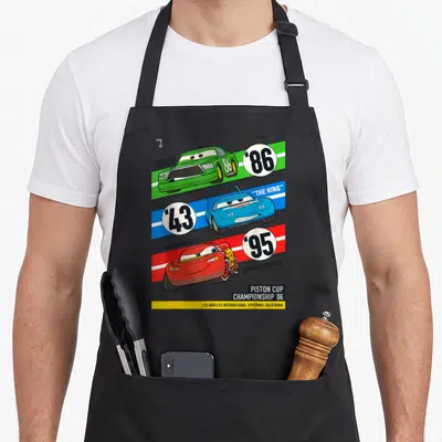 Tablier de cuisine noir avec trois voitures de course colorées et les numéros 86, 43 et 95 imprimés en grand.