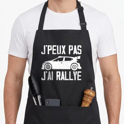 Tablier de cuisine noir avec inscription blanche J'peux pas j'ai rallye et silhouette de voiture de sport.