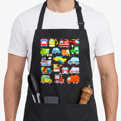 Tablier de cuisine noir avec eighteen véhicules colorés aux visages souriants incluant bus, excavatrice et hélicoptère.