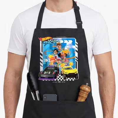 Tablier de cuisine noir avec illustration de cinq personnages animés et deux voitures de course colorées sur fond bleu géométrique.