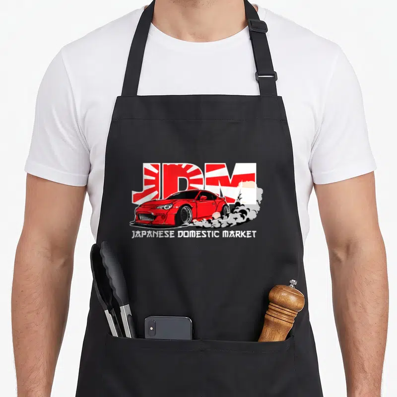 Tablier de cuisine noir avec illustration sportive rouge JDM et effet de fumée de drift.