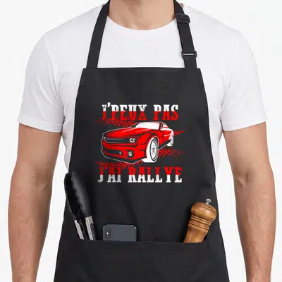 Tablier de cuisine noir avec inscription J'peux pas j'ai rallye et illustration de muscle car rouge stylisé.