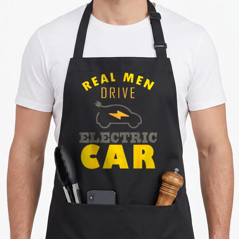 Tablier de cuisine noir avec inscription jaune et gris Real Men Drive Electric Car et silhouette de véhicule électrique.