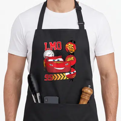 Tablier de cuisine noir avec illustration rouge du bolide LMQ 95, un compteur et des éléments graphiques de course.