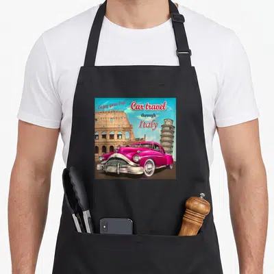 Tablier de cuisine noir avec illustration automobile rose, Colisée et Tour de Pise sur fond bleu ciel.