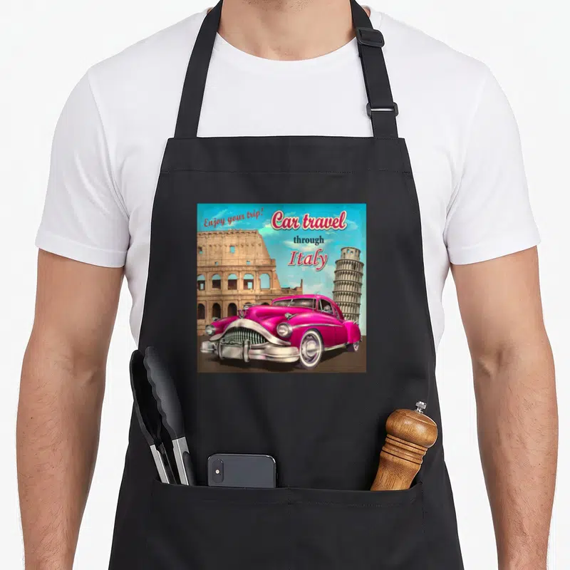 Tablier de cuisine noir avec illustration automobile rose, Colisée et Tour de Pise sur fond bleu ciel.