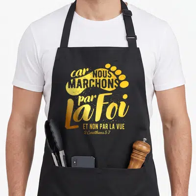 Tablier de cuisine noir avec inscription car nous marchons par la foi et non par la vue en lettres dorées.