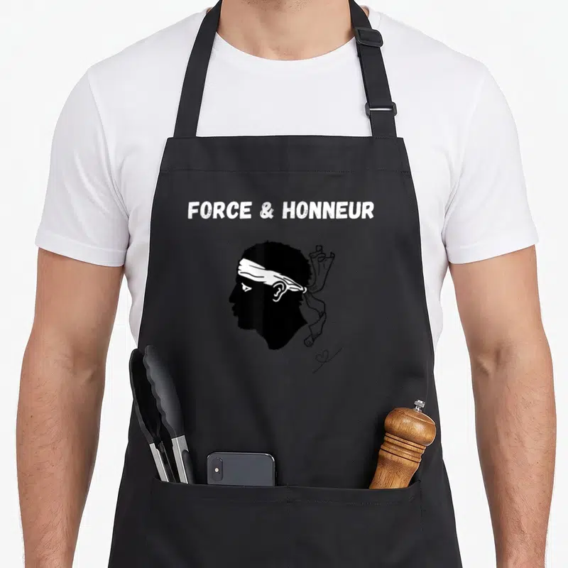 Tablier de cuisine noir avec une tête de Maure corse en profil et le texte Force et Honneur imprimé en blanc.