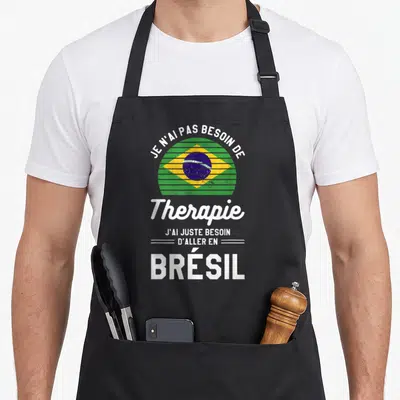 Tablier de cuisine noir avec inscription blanche et logo circulaire aux couleurs du drapeau brésilien.