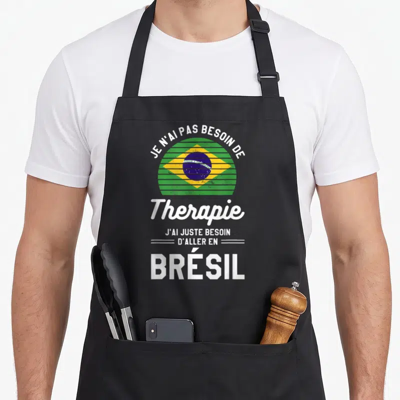 Tablier de cuisine noir avec inscription blanche et logo circulaire aux couleurs du drapeau brésilien.