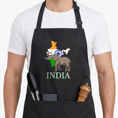 Tablier de cuisine noir avec carte de l'Inde, éléphant et texte vert INDIA imprimé au centre.