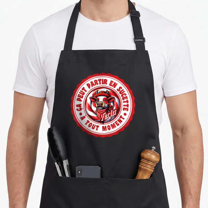Tablier de cuisine noir avec un logo circulaire rouge et blanc représentant une vache au bandana.