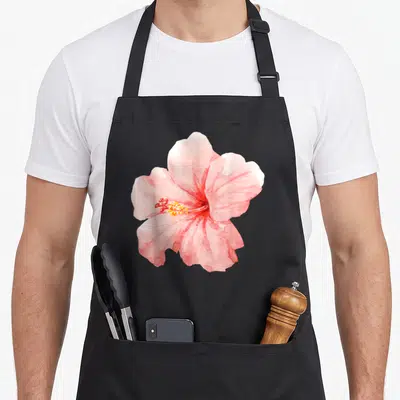 Tablier de cuisine noir avec une grande fleur d'hibiscus rose peinte à l'aquarelle au centre du devant.