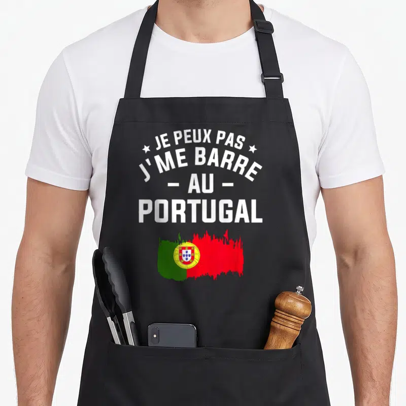 Tablier de cuisine noir avec texte blanc Je peux pas j me barre au Portugal et drapeau portugais stylisé.