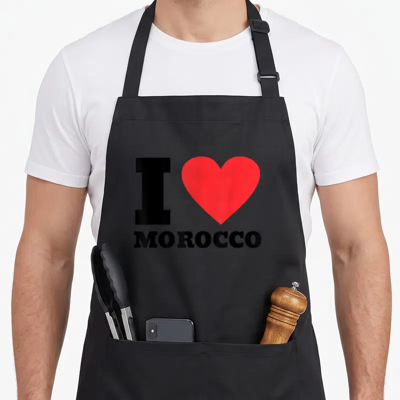 Tablier de cuisine noir avec le texte I Love Morocco et un grand cœur rouge imprimé sur le devant.