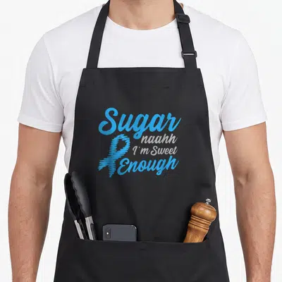 Tablier de cuisine noir avec inscription Sugar naahh I'm Sweet Enough et ruban bleu stylisé.