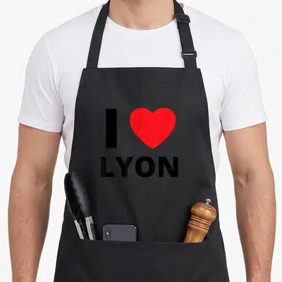 Tablier de cuisine noir avec inscription I Love Lyon et un grand cœur rouge au centre.