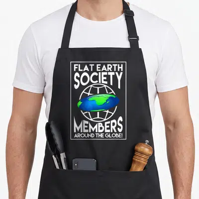 Tablier de cuisine noir avec illustration d'un globe terrestre plat et texte blanc Flat Earth Society Members Around The Globe.