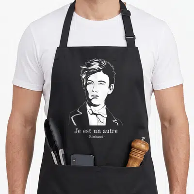 Tablier de cuisine noir avec portrait blanc de Rimbaud et la phrase Je est un autre imprimée en dessous.