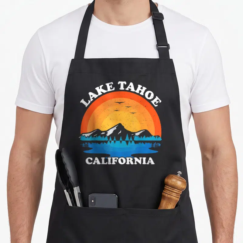 Tablier de cuisine noir avec illustration rétro du Lake Tahoe en Californie au coucher du soleil.