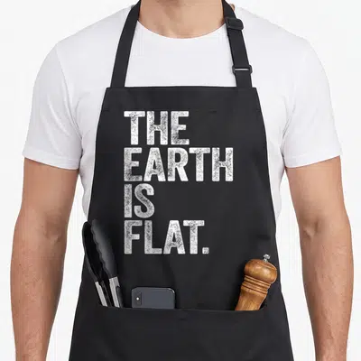 Tablier de cuisine noir avec inscription blanche THE EARTH IS FLAT en lettres capitales texturées.