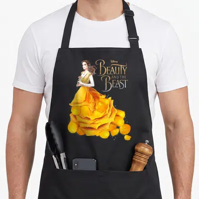 Tablier de cuisine noir avec portrait de Belle en robe rose fleur dorée et titre « Beauty and the Beast »