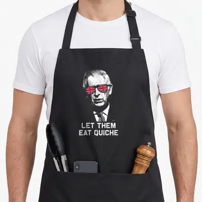 Tablier de cuisine noir avec portrait d'homme aux verres d'oculaire aux couleurs du drapeau britannique et texte blanc.