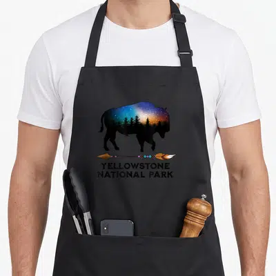 Tablier de cuisine noir avec silhouette bison ciel étoilé et texte Yellowstone National Park