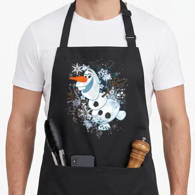 Tablier de cuisine noir avec Olaf souriant entouré de fleurs bleues et de motifs de neige stylisés.