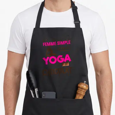 Tablier de cuisine noir avec l'inscription Je suis une femme simple j'aime le yoga et le chocolat en rose et marron.
