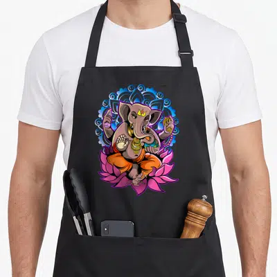 Tablier de cuisine noir avec une illustration colorée de Ganesha assis sur un lotus rose, entouré d'un mandala bleu.