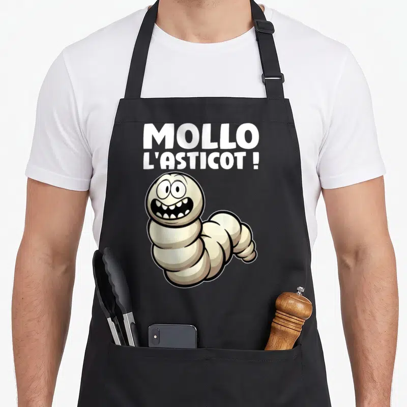 Tablier de cuisine noir avec un ver de terre cartoon souriant et le texte Mollo L'Asticot. en lettres blanches au-dessus.