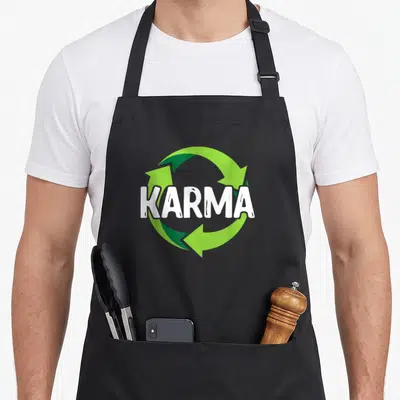 Tablier de cuisine noir avec linscription Karma en blanc et un logo de recyclage vert circulant autour du texte.