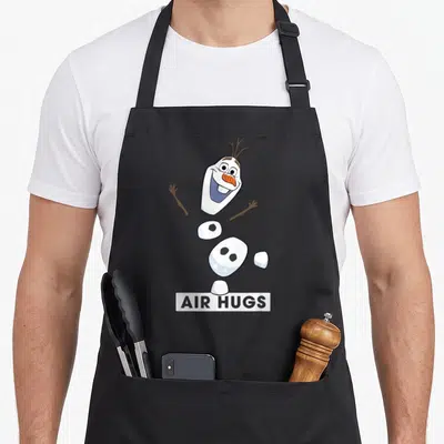 Tablier de cuisine noir avec Olaf séparé en morceaux et le texte Air Hugs imprimé en bas.